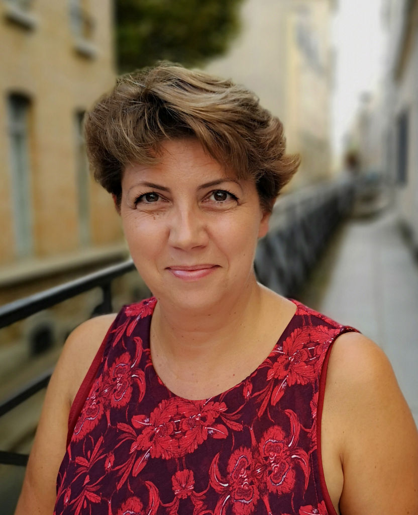 Portrait de Sabine Bernert en extérieur